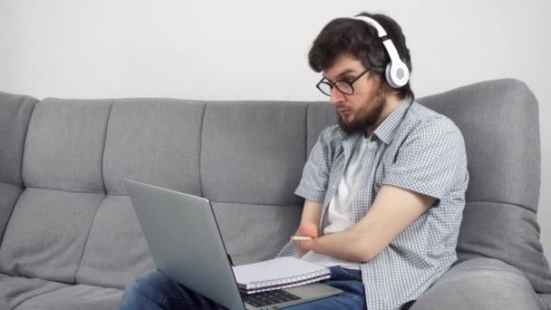 Niepełnosprawny Mężczyzna Amputowanymi Dwoma Pniakami Rozmawiający Przez Telefon Laptopie Domu — Wideo stockowe