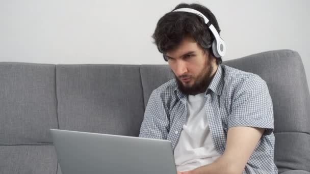 Pria Cacat Dengan Dua Tangan Teramputasi Headphone Mendengarkan Musik Laptop — Stok Video