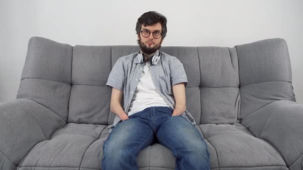 Behinderter Mann Mit Amputierten Zwei Stummelhänden Der Auf Dem Sofa — Stockvideo