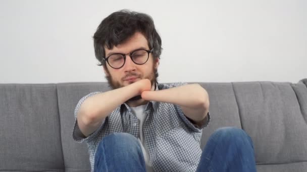 Deficiente Homem Triste Thimkful Com Duas Mãos Coto Amputado Sentado — Vídeo de Stock