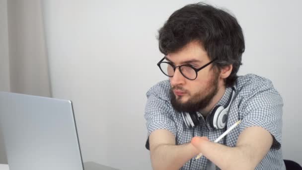 Homem Com Deficiência Óculos Com Duas Mãos Amputadas Coto Estudando — Vídeo de Stock