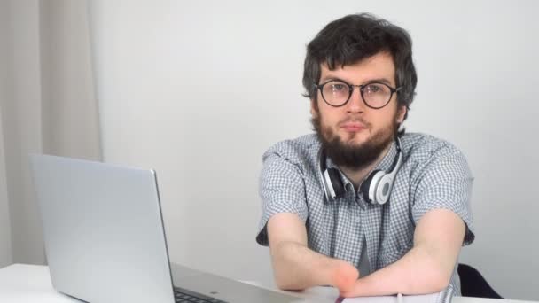 Homem Com Deficiência Com Duas Mãos Toco Amputado Estudando Laptop — Vídeo de Stock