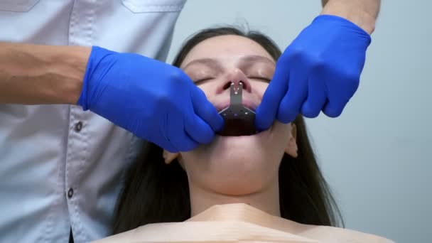 口腔学家正在为牙科妇女下颌骨安装假牙模具 以制造假牙 正畸治疗 假牙修复 假牙修复 用印象造物主 — 图库视频影像