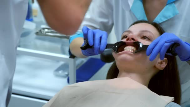 Odontista Ortodontista Está Tirando Fotos Dentes Femininos Antes Tratamento Odontologia — Vídeo de Stock