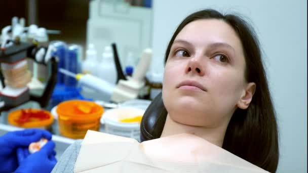 Γυναίκα Περιμένει Ενώ Οδοντίατρος Ετοιμάζει Μούχλα Για Δημιουργήσει Πρόθεση Στην — Αρχείο Βίντεο