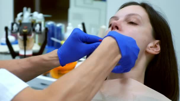 Γυναίκα Την Οδοντοστοιχία Αποτύπωμα Μούχλας Στην Κάτω Γνάθο Στην Οδοντιατρική — Αρχείο Βίντεο