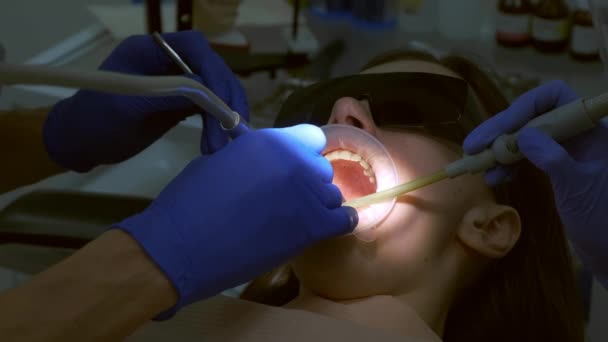 Dentista Sta Preparando Denti Delle Donne Installazione Impiallacciature Corone Ceramica — Video Stock