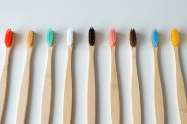 Beyaz arka planda bambudan yapılmış çevre dostu diş fırçaları. Biyolojik ayrıştırılabilir ekolojik bakım ürünleri. Plastiksiz yaşam tarzı kavramı.