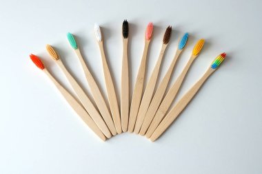 Beyaz arka planda bambudan yapılmış çevre dostu diş fırçaları. Biyolojik ayrıştırılabilir ekolojik bakım ürünleri. Plastiksiz yaşam tarzı kavramı.