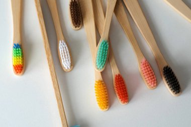 Beyaz arka planda bambudan yapılmış çevre dostu diş fırçaları. Biyolojik ayrıştırılabilir ekolojik bakım ürünleri. Plastiksiz yaşam tarzı kavramı.