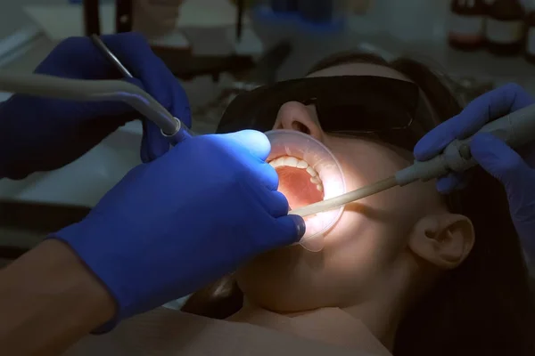 Dentista Está Preparando Los Dientes Las Mujeres Para Instalación Carillas — Foto de Stock