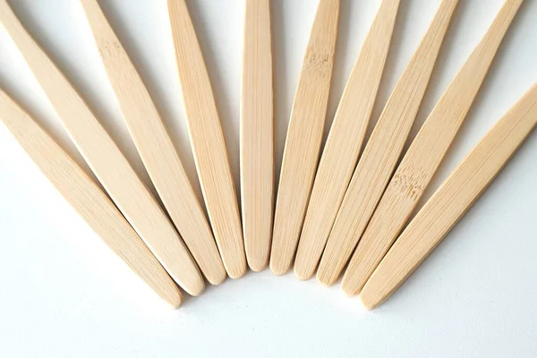 Miljövänliga Tandborstar Tillverkade Bambu Olika Färger Vit Bakgrund Biologiskt Nedbrytbara — Stockfoto