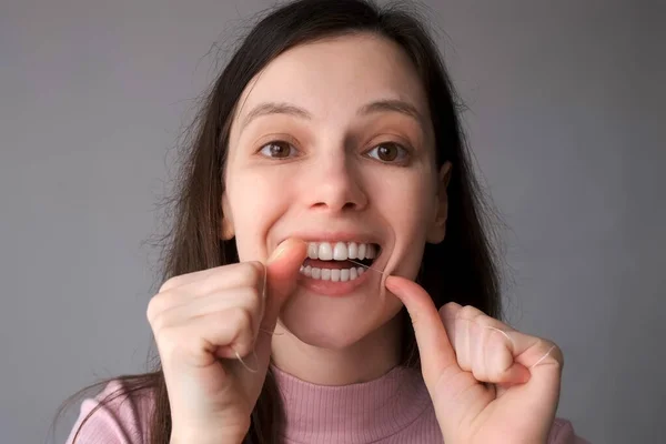 Портрет Молодой Женщины Чистит Белые Зубы Зубной Нитью Улыбаясь Ванной — стоковое фото