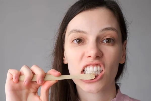 Uśmiechnięta Brunetka Organiczną Bambusową Szczoteczką Zębów Pastą Zębów Myjąca Białe — Zdjęcie stockowe