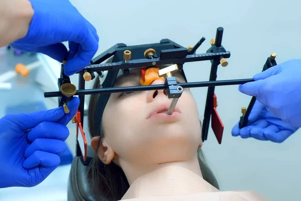 Dokter Gigi Adalah Memperbaiki Peralatan Pada Gigi Pasien Wanita Mempersiapkan Stok Foto