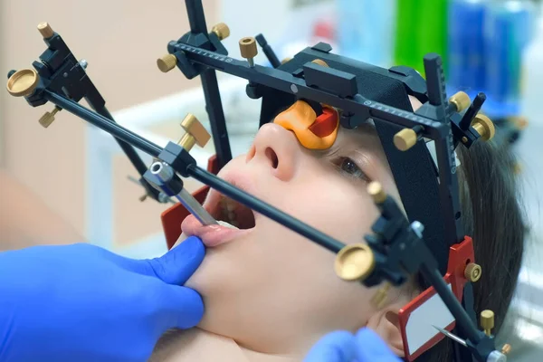 Tratamentul Ortodontologic Conceptul Vindecare Ortodontistul Fixează Echipamentul Dinții Pacienților Care Fotografie de stoc