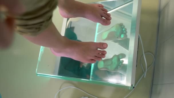 Lekarz Ortopeda Bada Stopy Chłopców Plantografie Górne Nogi Bliska Procedura — Wideo stockowe