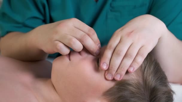 Kraniosakralbehandling Behandling Tonårspojkars Näsa Läkare Craniosacral Terapeut Rör Pojkarnas Näsa — Stockvideo