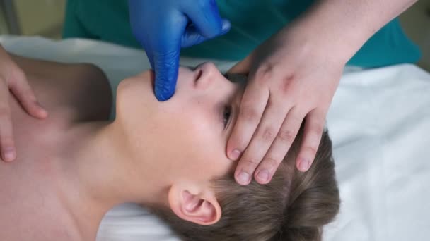 Kraniosakralbehandling Behandling Tonåringar Med Käkar Terapeut Craniosacral Terapeut Medicinska Handskar — Stockvideo