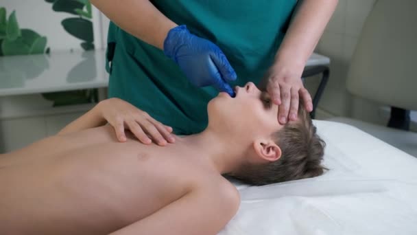 Session Craniosacral Therapy Cure Teen Boys Jaws Doctor Therapist Craniosacral — Stockvideo