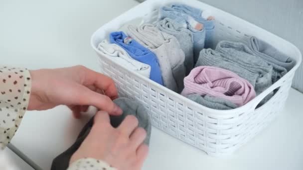 女人的手把袜子整整齐齐地叠起来 放进容器里 近距离观察 一种在家里储存东西和衣服的方法 — 图库视频影像
