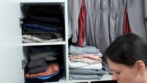 Frau Bringt Ordnung Ihren Kleiderschrank Indem Sie Kleidungsstücke Fein Säuberlich — Stockvideo