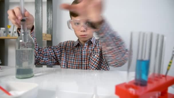 Teen Boy Bicchieri Sta Versando Liquido Trasparente Tubo Utilizzando Siringa — Video Stock