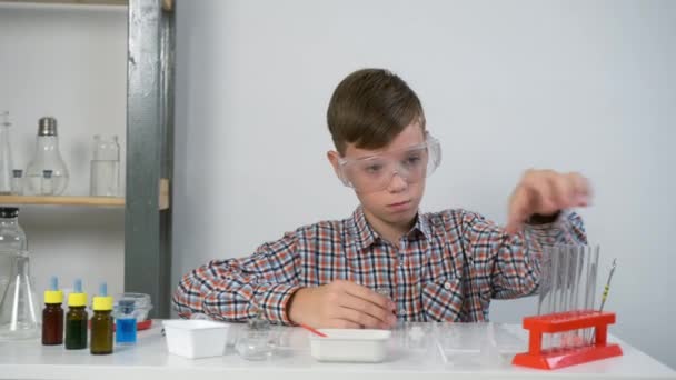 Koruyucu Gözlüklü Genç Çocuk Pipetini Kullanarak Tüpe Mavi Sıvı Dolduruyor — Stok video