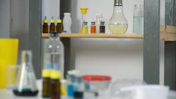 家校化学课实验室配备试剂 瓶子和试管 实验设备 家庭教育 科学概念 化学教室 — 图库视频影像