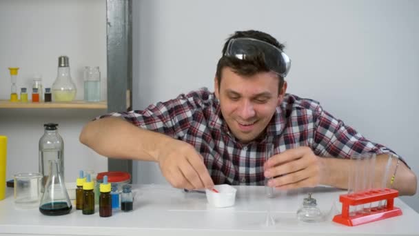 Bláznivý Šťastný Muž Doma Provádí Chemické Experimenty Činidla Koncept Vzdělávání — Stock video