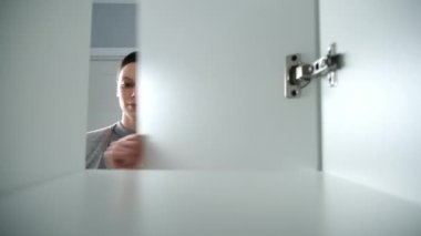 Genç bir kadın süveterini çıkarıp dolaba atıyor. Gardırop kapısını açıp kapatıyor, dolabın içinden ateş ediyor. Şehir dairesinde günlük yaşam ve rutin.