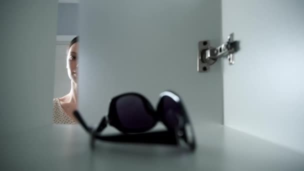 Jovem Mulher Está Usando Óculos Sol Levá Guarda Roupa Atirando — Vídeo de Stock