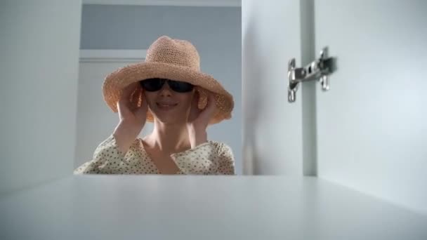 Gelukkige Vrouw Doet Haar Zonnebril Zet Hem Kast Schietend Van — Stockvideo
