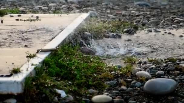 Uppdelning System Olycka Vattenläcka Trasig Slang Rör Flödesvatten Från Trasiga — Stockvideo