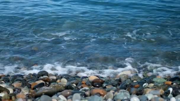 Pěnivé Silné Moře Transparentní Vlny Narážející Oblázkové Pláže Pobřeží Černého — Stock video