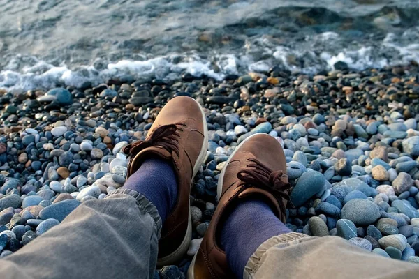 Guy Brown Sneakers Resting Sitting Pebble Sea Beach Feet Close — Stock Photo, Image