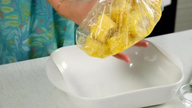 Evde yemek pişirmek için mısır ve tereyağı karıştıran bir kadın. Elleri yakın plan. Aşçıyı hazırlayın. Yemek pişirin. Mutfak yemekleri, ev yemekleri, yemek tarifleri, sebzeler..