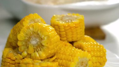 Yakın plan fırında pişmiş taze mısır parçaları evdeki mutfakta pişiyor. Pişirme yemeği hazırlayın. Mutfak yemekleri, ev yemeği tarifleri, organik sebzeler..