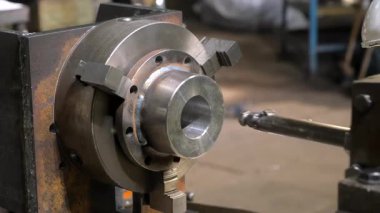 Metal fabrikasındaki deliğe metal çubuk sokan endüstriyel makine. Metalürjik ağır sanayi, otomatik makine üretimi. Fabrika üzerine metal çalışmaları, detaylar oluşturma.