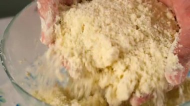 Kadın ekmek hamuru pişirmek için un ile tereyağını öğütüyor. Yemek tarifi mutfağı malzemesi. Pişirme, tatlı hazırlama, mutfakta ev yapımı taze yemek. Taze yemek, pasta yap..