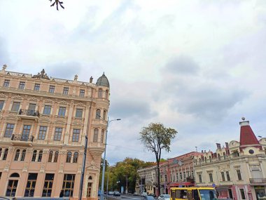Antik Odessa 'nın eşsiz mimari anıtlarının kulelerinin üzerindeki bulutlu sonbahar gökyüzünün manzarası..