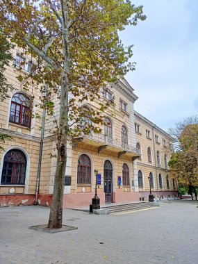 Antik bir Odessa binasında, bulutlu bir sonbahar gökyüzünün arka planında yer alan bir yüksek öğrenim kurumunun manzarası..