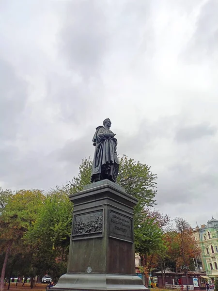 Памятник Князю Воронцову Одному Строителей Древней Одессы Окружённому Красочными Деревьями — стоковое фото