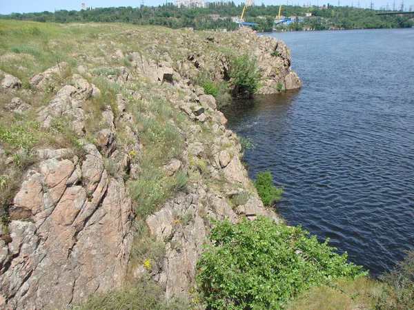 Una Vista Superior Las Rocas Costeras Del Dnieper Cubiertas Vegetación — Foto de Stock