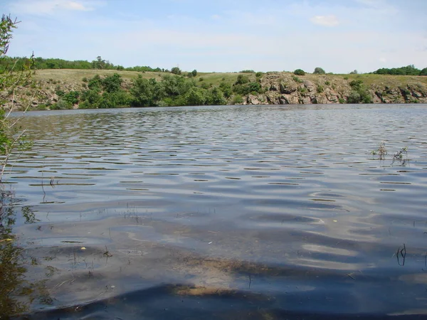 Panorama Zrcadlového Vodního Povrchu Dněpru Ozářeného Slunečními Paprsky Pozadí Skalnatých — Stock fotografie