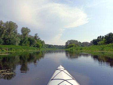 Diivsky Plavni 'nin küçük körfezleri boyunca kanoyla hoş ve kullanışlı bir yolculuk..