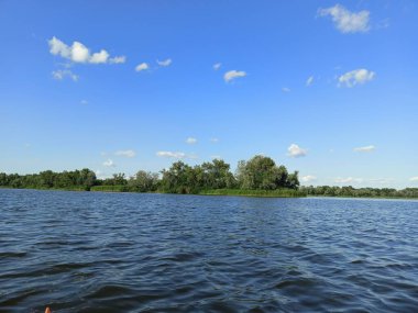 Güneşli bir yaz gününde kano üzerinde gezen bir gezginin gözleri önünde, Dinyeper 'ın inanılmaz doğal bir görüntüsü beliriyor..