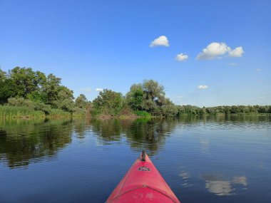 Güneşli bir yaz gününde kano üzerinde gezen bir gezginin gözleri önünde, Dinyeper 'ın inanılmaz doğal bir görüntüsü beliriyor..
