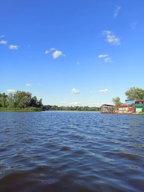 Diivsky Plavni 'nin geniş sahillerindeki izole edilmiş barakaların teknesinin manzarası..