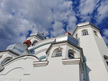 Ortaçağ Katolik Kilisesi 'nin güzelliği ve ihtişamının altında güneşli, bulutlu bir gökyüzünün zeminine bakan bir manzara..